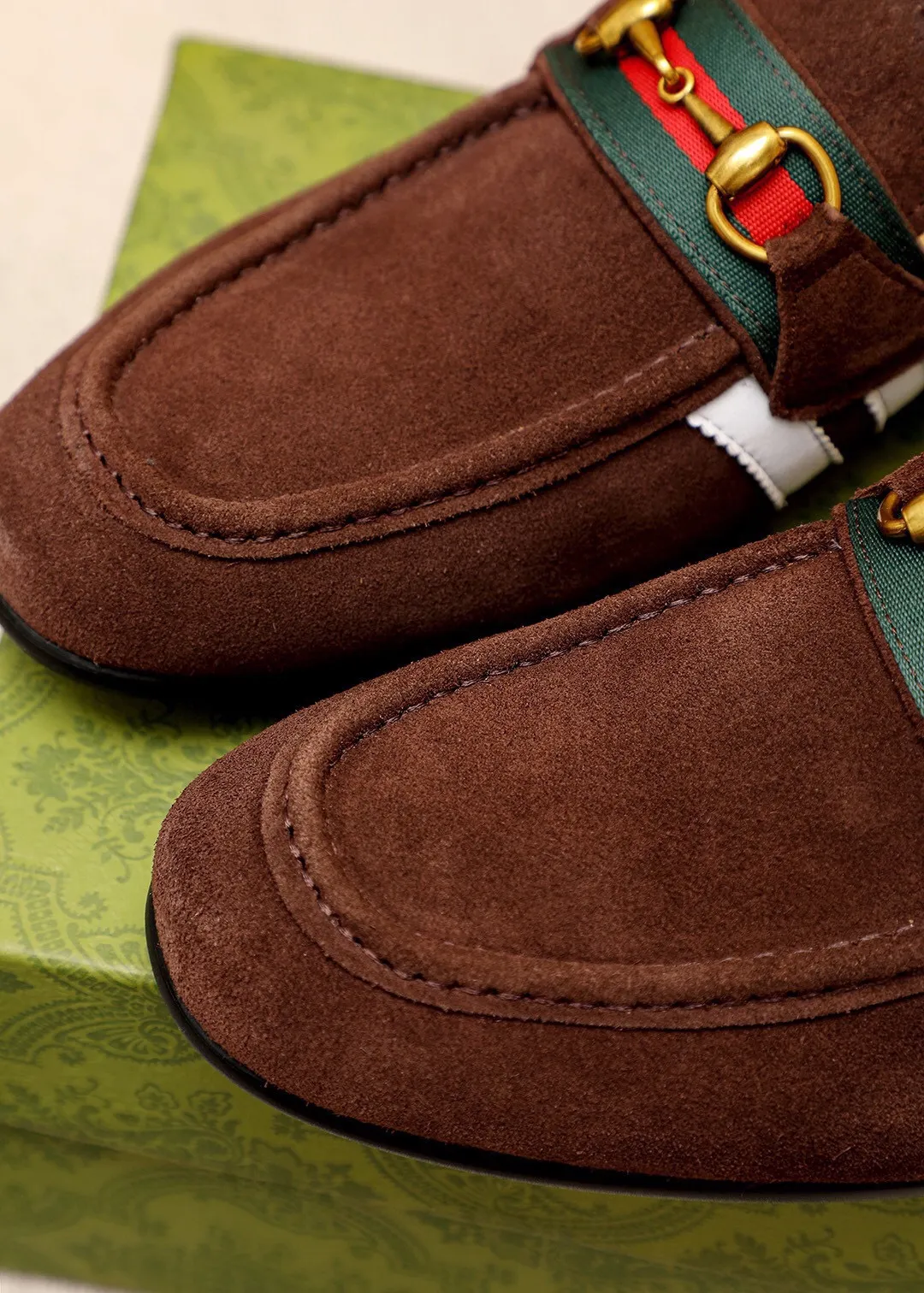Men's shoes 💰480 💐 Product trademark: GUCCI "Gucci" casual leather shoes Regular size: 38-44 (45.46🉑️customized) Product materials: Selected imported first-layer frosted cowhide upper + classic hardware buckle, imported cowhide leather lining. Strong three-dimensional visual effect, original outsole Color: 4⃣️colors available